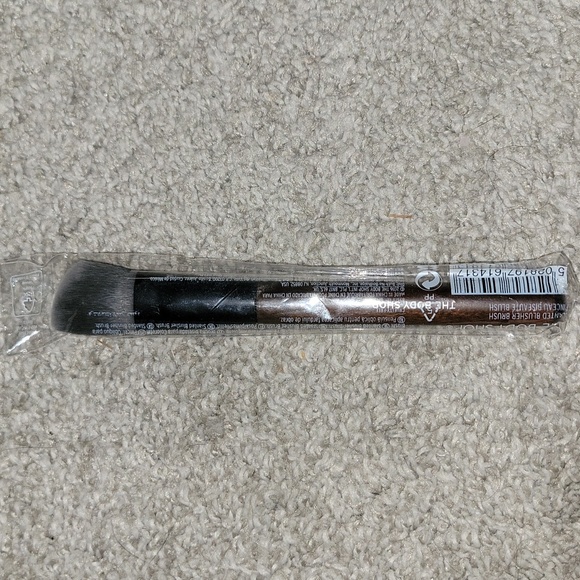 The Body Shop Slanted Blusher Brush - Picture 3 of 3